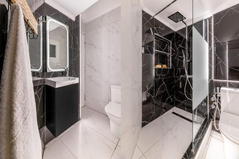 Sunlit 3BDR Family APT, Near Sea & City Center! Apartment in Kallithea