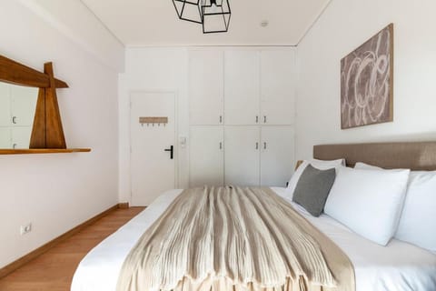 Sunlit 3BDR Family APT, Near Sea & City Center! Apartment in Kallithea