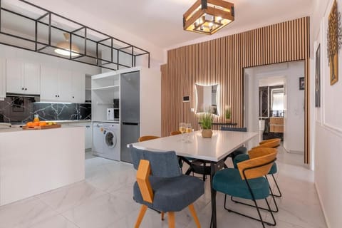 Sunlit 3BDR Family APT, Near Sea & City Center! Apartment in Kallithea