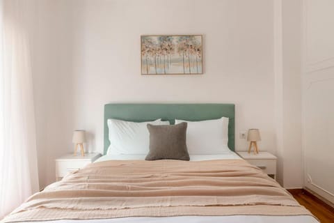 Sunlit 3BDR Family APT, Near Sea & City Center! Apartment in Kallithea