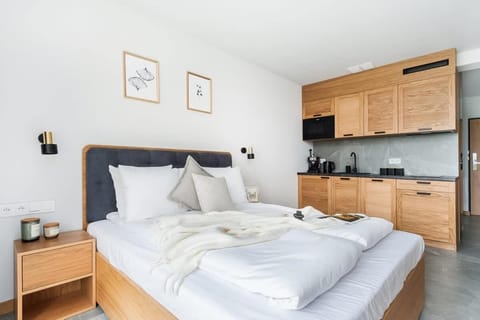 Bed, Coffee/tea facilities, Kitchen or kitchenette, Photo of the whole room, Bedroom, towels