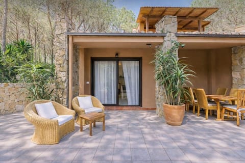Property building, Patio, Day, Garden, Dining area, Garden view