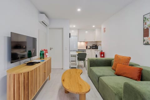 TV and multimedia, Kitchen or kitchenette, Living room, Dining area, oven, stove