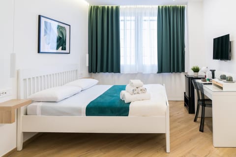 Bed, TV and multimedia, Photo of the whole room, Bedroom, towels