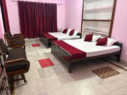 Bed, Photo of the whole room, Seating area, Bedroom