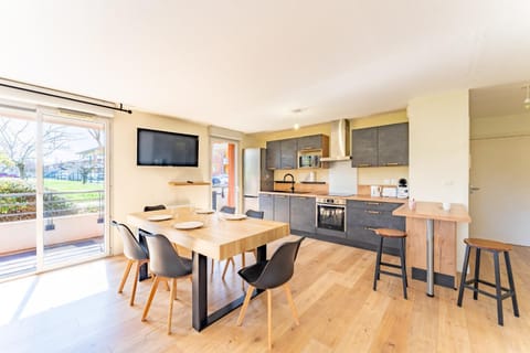 Communal lounge/ TV room, TV and multimedia, Kitchen or kitchenette, Living room, Seating area, Dining area, Evening entertainment, oven, pet friendly, stove