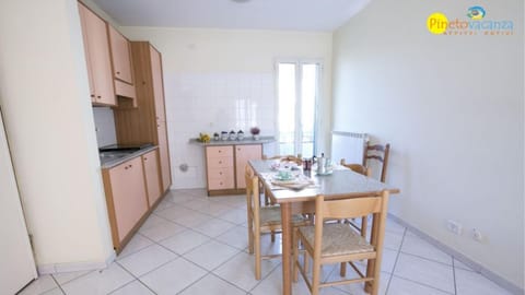 Kitchen or kitchenette, Dining area, oven, pet friendly, stove