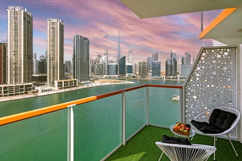 Day, View (from property/room), Balcony/Terrace, Seating area, City view, Lake view, River view