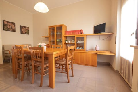 TV and multimedia, Dining area, Lunch, Lunch