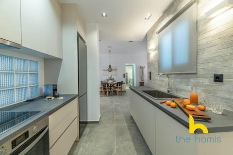 Sunlit Balcony Family APT Whirpool & Netflix Apartment in Kallithea