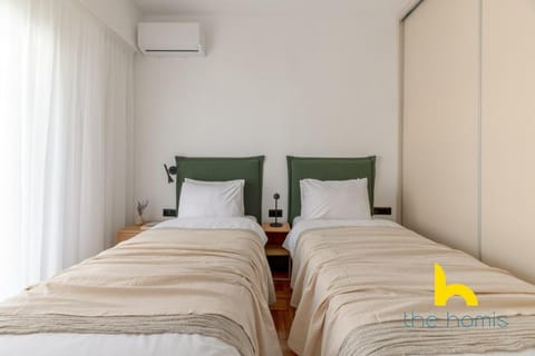 Sunlit Balcony Family APT Whirpool & Netflix Apartment in Kallithea