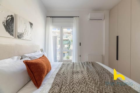 Sunlit Balcony Family APT Whirpool & Netflix Apartment in Kallithea