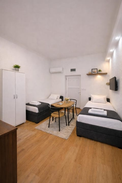 Bed, Kitchen or kitchenette, Living room, Photo of the whole room, Seating area, Dining area, Bedroom, hair dresser, wardrobe, air conditioner