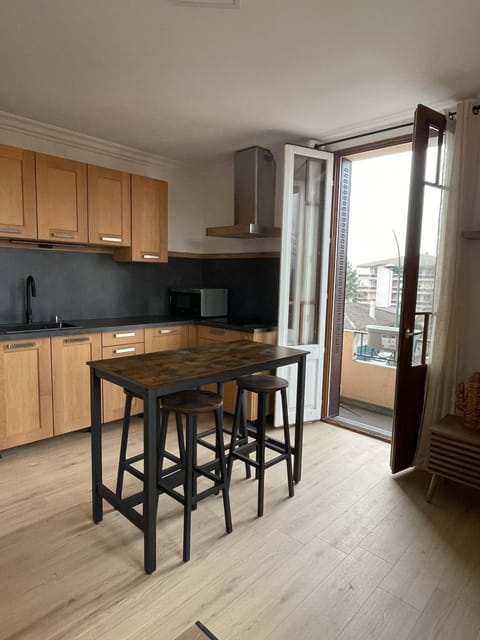 Dining area, pet friendly, stove