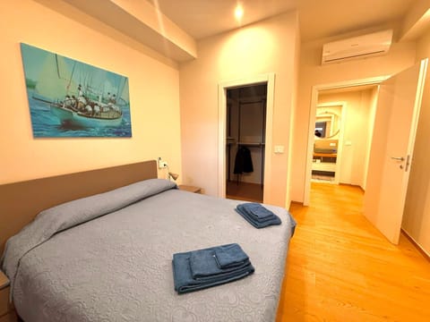 Bed, Photo of the whole room, Bedroom, towels, wardrobe