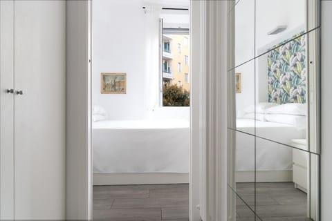 The Gentle Red House Living the city easily Apartment in Milan