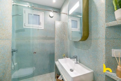 Retro Radiance Artistic Haven Near Acropolis Apartment in Athens