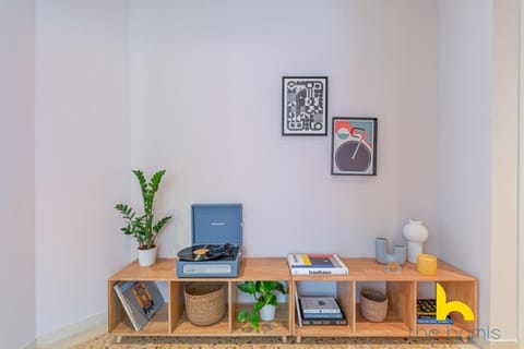 Retro Radiance Artistic Haven Near Acropolis Apartment in Athens