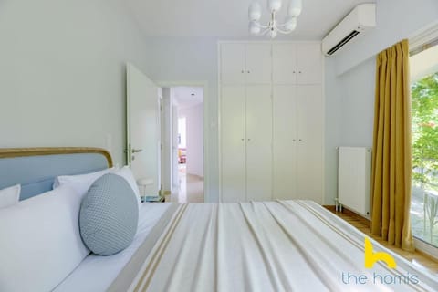 Retro Radiance Artistic Haven Near Acropolis Apartment in Athens