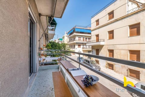 Retro Radiance Artistic Haven Near Acropolis Apartment in Athens