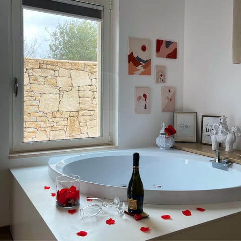 Hot Tub, Bathroom