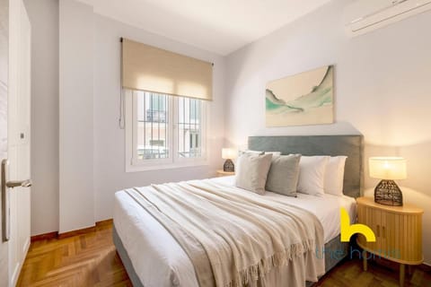 Sun Splashed Sanctum w Green Patio, Acropolis Apartment in Athens