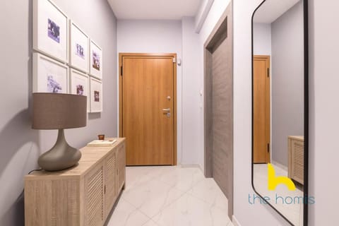 Sun Splashed Sanctum w Green Patio, Acropolis Apartment in Athens