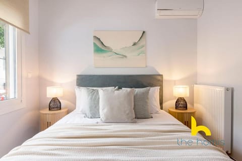 Sun Splashed Sanctum w Green Patio, Acropolis Apartment in Athens