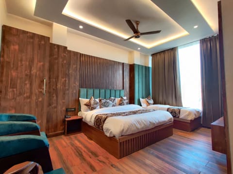 Bed, Photo of the whole room, Seating area, Bedroom
