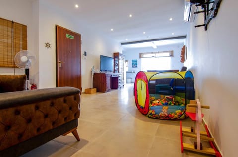 TV and multimedia, Balcony/Terrace, Living room, Seating area