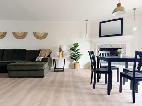 Shoreham Luxe Vibrant 4BR 2,5BA with Waterfront Apartment in Evansville