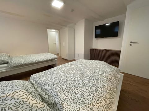 TV and multimedia, Photo of the whole room, Bedroom