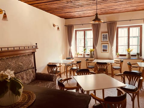 Restaurant/places to eat, Lounge or bar, Banquet/Function facilities