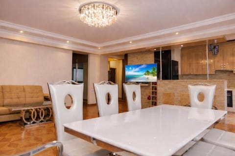 TV and multimedia, Kitchen or kitchenette, Living room, Seating area, Dining area