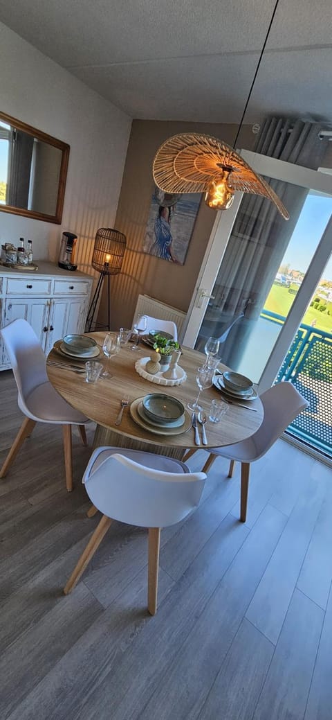 Food and drinks, Dining area, Food
