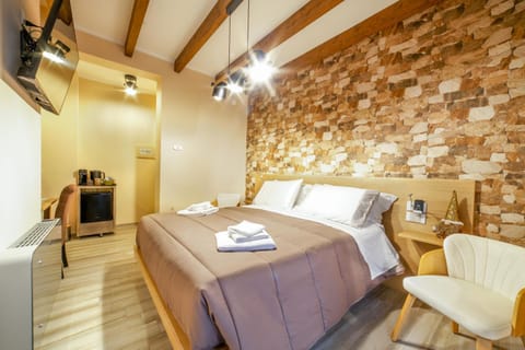 Bed, TV and multimedia, Photo of the whole room, Bedroom, towels