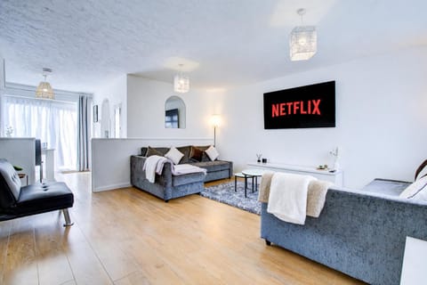 Communal lounge/ TV room, Garden, Garden, TV and multimedia, Living room, Garden view, Garden view, Parking