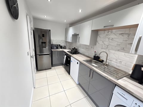 Kitchen or kitchenette, dishwasher, oven