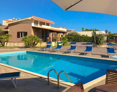 Property building, Day, Pool view, Swimming pool, sunbed