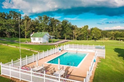 Farmhouse Retreat - Sleeps 10 - 1hr from STL House in Ozark Mountains