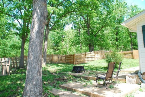 Farmhouse Retreat - Sleeps 10 - 1hr from STL House in Ozark Mountains