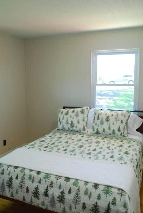 Fire Pit Cabin Retreat - Sleeps 6 - 1hr from STL Cabin in Ozark Mountains