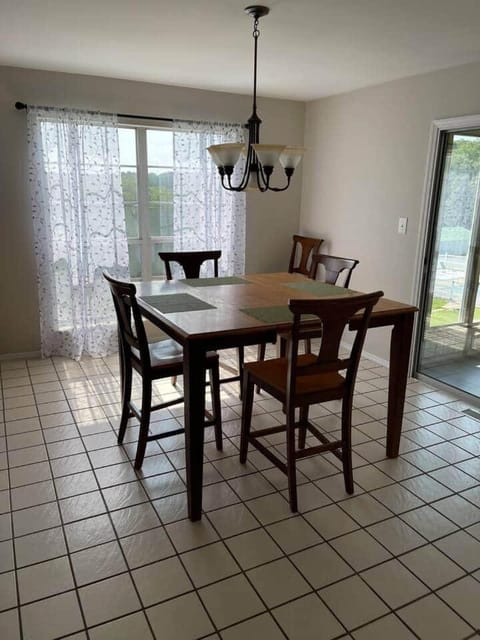 Spacious Cabin Retreat - Sleeps 12 -1hr from STL Cabin in Ozark Mountains