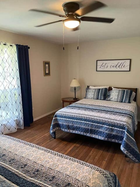 Spacious Cabin Retreat - Sleeps 12 -1hr from STL Cabin in Ozark Mountains