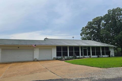 Spacious Cabin Retreat - Sleeps 12 -1hr from STL Cabin in Ozark Mountains