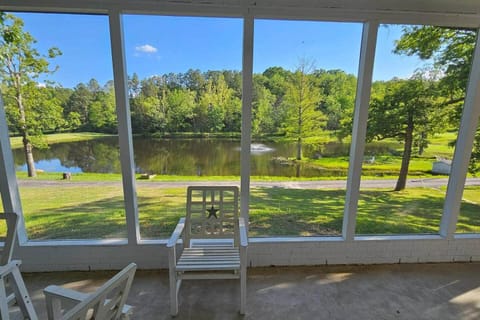 Lakefront Retreat - Sleeps 8 - 1 Hr from STL House in Ozark Mountains