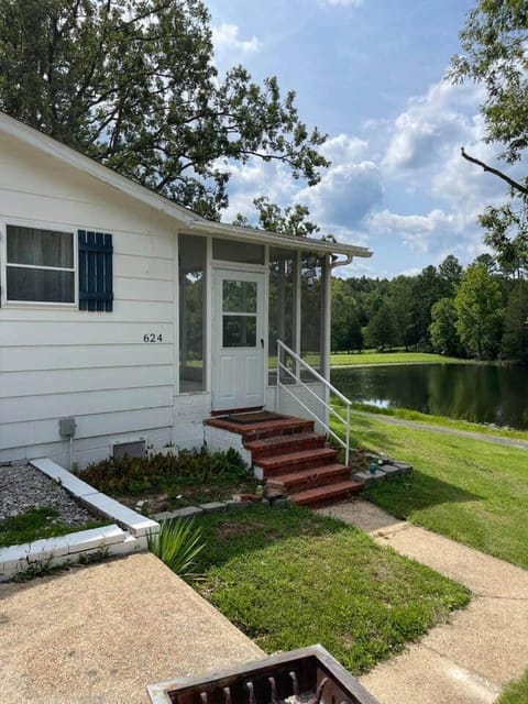 Lakefront Retreat - Sleeps 8 - 1 Hr from STL House in Ozark Mountains