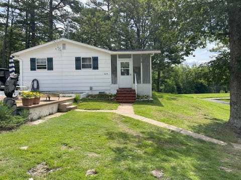 Lakefront Retreat - Sleeps 8 - 1 Hr from STL House in Ozark Mountains