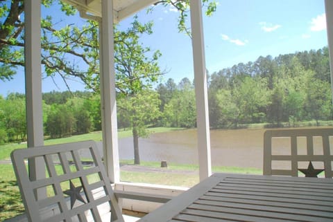 Lakefront Retreat - Sleeps 8 - 1 Hr from STL House in Ozark Mountains