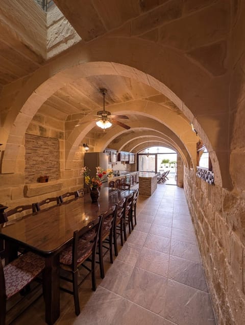 Ta' Gigi Retreat for 10, 5 bedroom farmhouse with views! Villa in Malta
